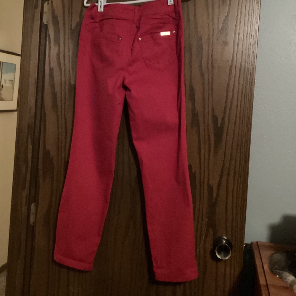 Red cropped pants